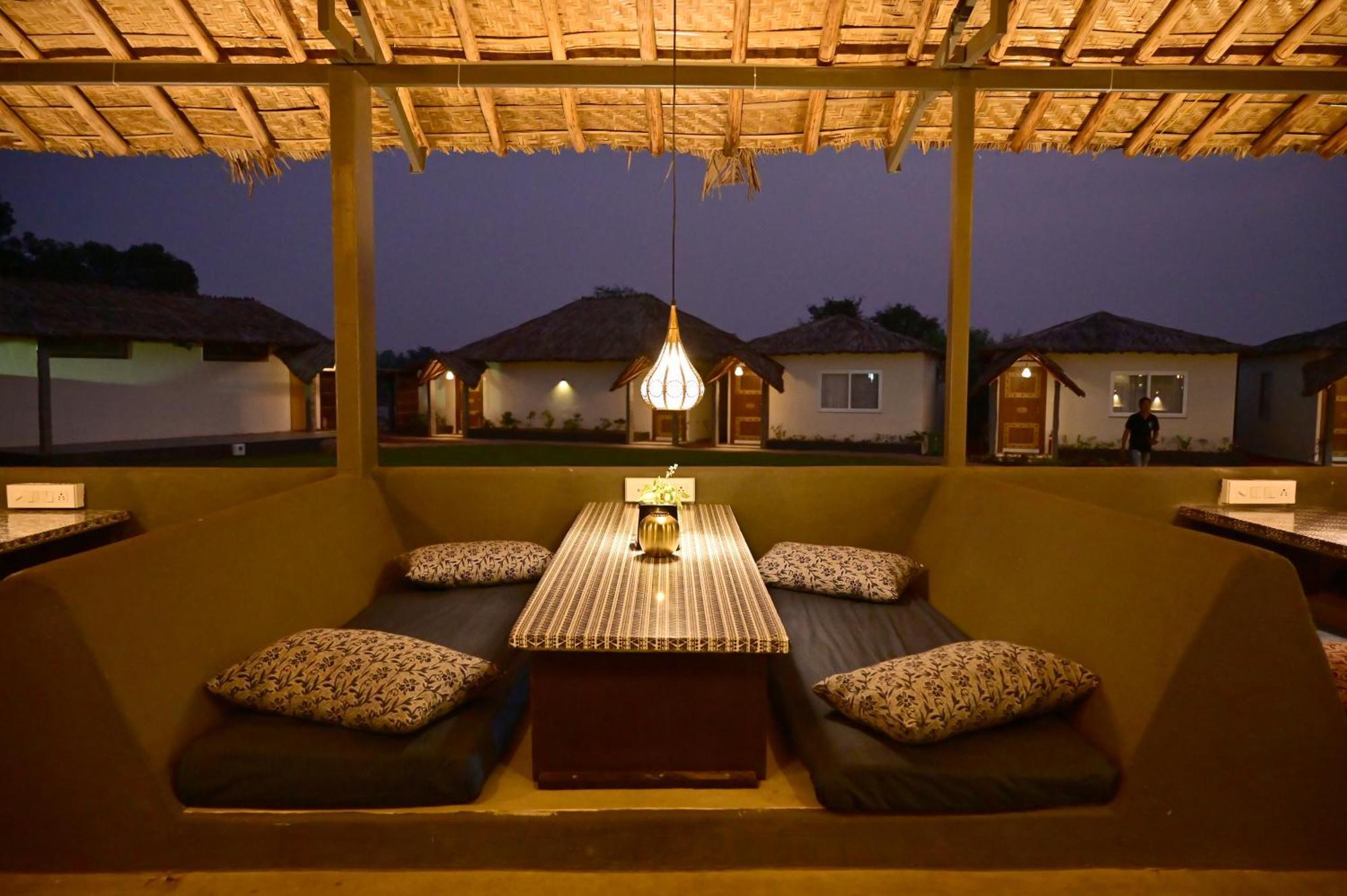 The Hampi Cafe Hotel Exterior foto