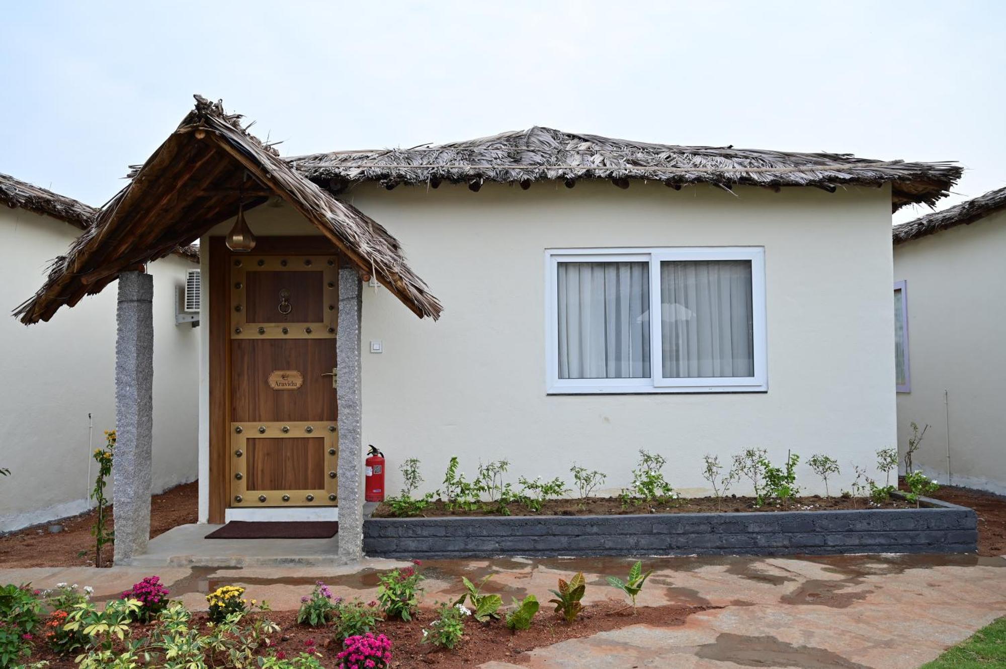 The Hampi Cafe Hotel Exterior foto
